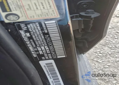 2012 Mercedes-Benz E 350 z USA, uszkodzony, nr VIN WDDHF5KB8CA570474